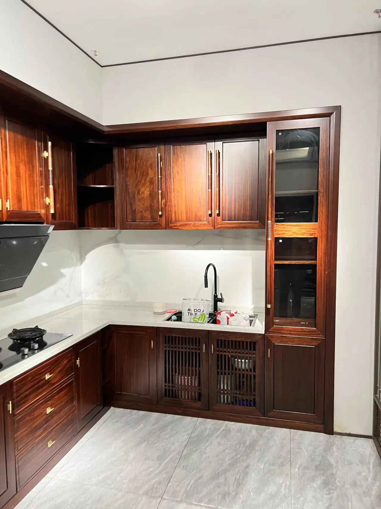 實(shí)木櫥柜定制：專(zhuān)家廠家揭秘與三木家具實(shí)力推薦